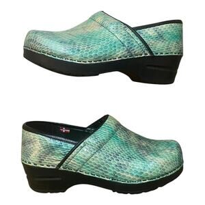 Sanita Professional Patent Leather Clogs EU 35 US 4 Iridescent Green Snake Print